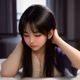 乙女抓主编橙子，短发女生，笑容亲切，背景是满墙娃娃收藏